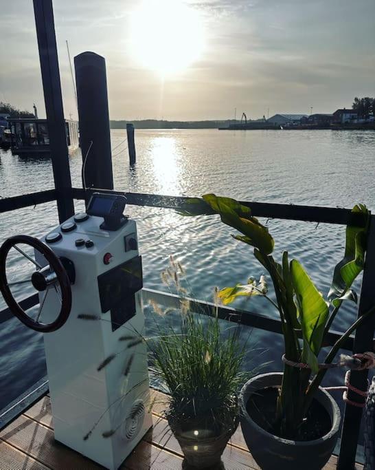 リューベックPremium Hausboot Trave Traumアパートメント エクステリア 写真